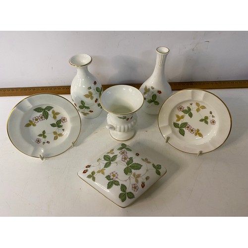 810 - Selection of Wild Strawberry from Wedgwood including trinket pot, vases and urn.