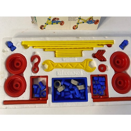 552 - Vintage plastic Meccano set 100 complete