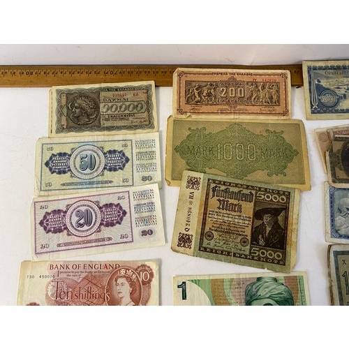 589 - Collection of vintage banknotes