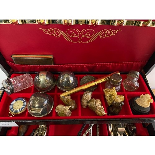 685 - Vintage jewellery box containing a selection of curios.