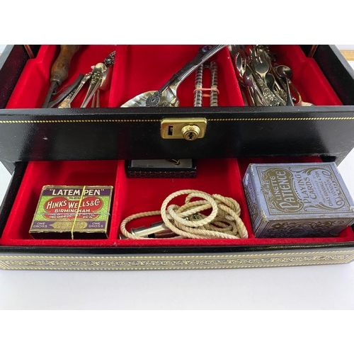 685 - Vintage jewellery box containing a selection of curios.