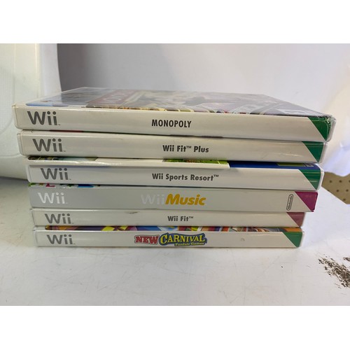 732 - Boxed Nintendo Wii console with games and accessories, working order