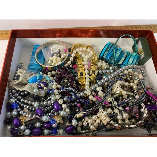 847 - Selection of costume jewellery