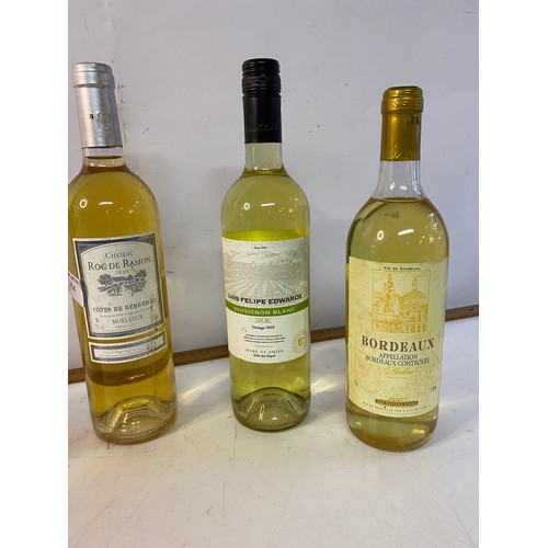 854 - Selection of 5 x bottles of white and rose wine