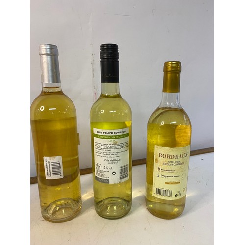 854 - Selection of 5 x bottles of white and rose wine