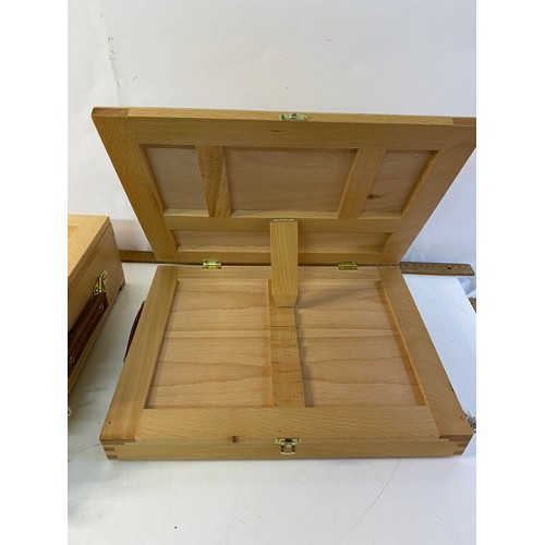 900 - Artists easel and storage case both by Meedden