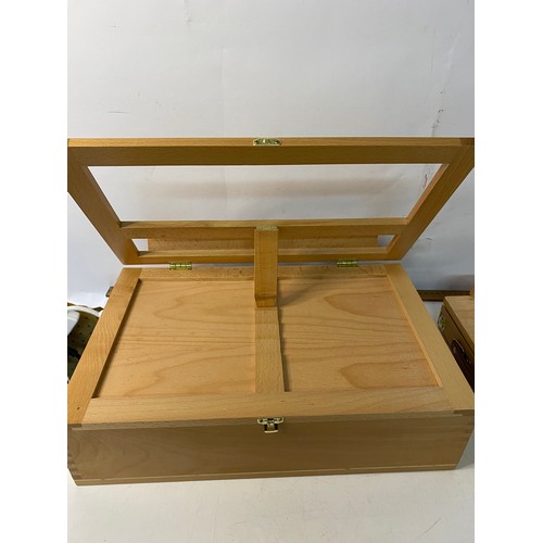 900 - Artists easel and storage case both by Meedden