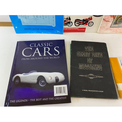 907 - Collection of car manuals.