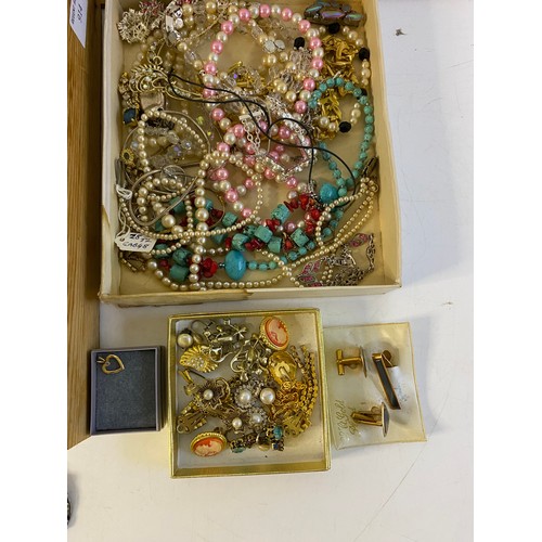 914 - Tray of vintage costume jewellery.