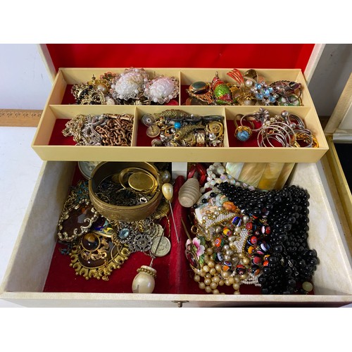 990 - Vintage and art deco boxed jewellery including pendants, ear-rings and buckles and jewellery case wi... 