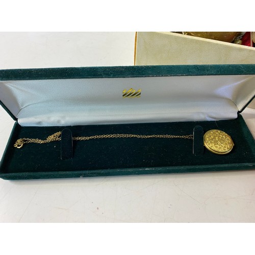 990 - Vintage and art deco boxed jewellery including pendants, ear-rings and buckles and jewellery case wi... 