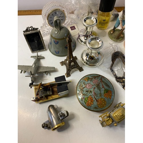 777 - Mixed selection of decorative and collectable items including baseball glove, thimbles, trinket boxe... 