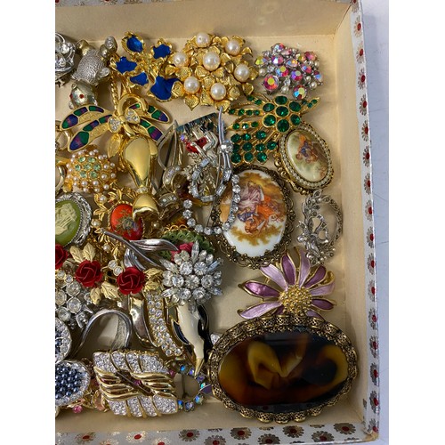 797 - Collection of approximately 50 vintage brooches.