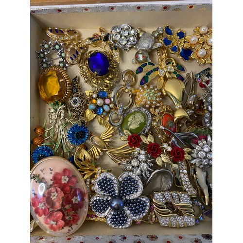 797 - Collection of approximately 50 vintage brooches.