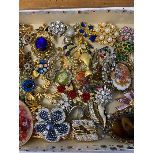 797 - Collection of approximately 50 vintage brooches.