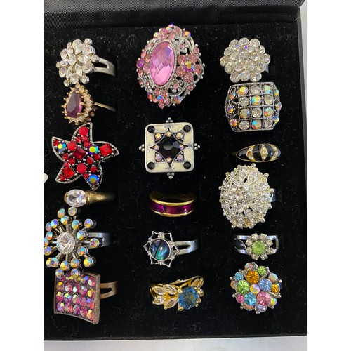 798 - Collection of approximately 35 vintage rings.