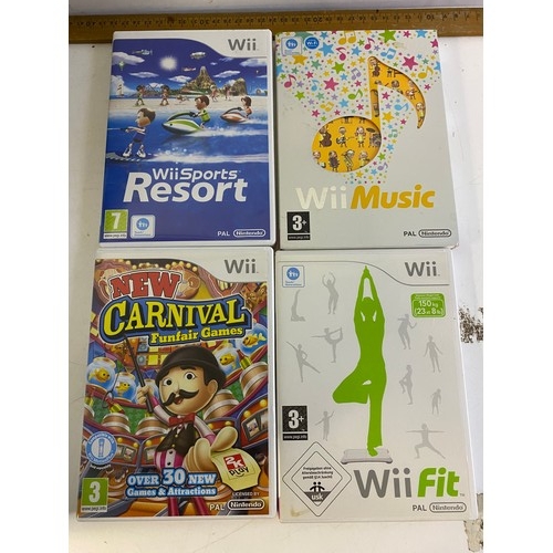 732 - Boxed Nintendo Wii console with games and accessories, working order