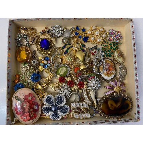 797 - Collection of approximately 50 vintage brooches.