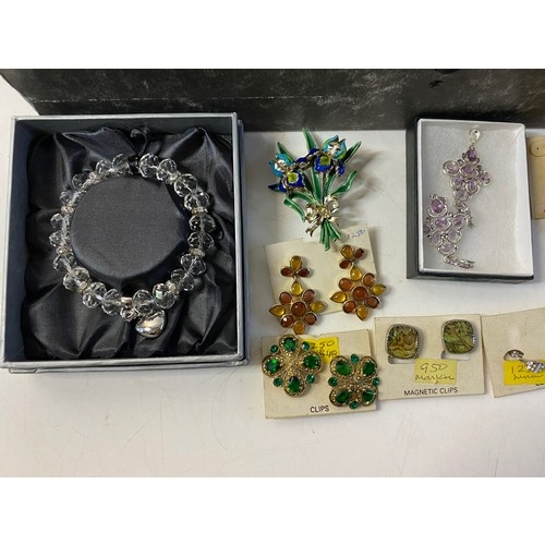 799 - Box of vintage designer costume jewellery including Monet, Liz Claiborne, Sarah Coventry, Swarovski,... 