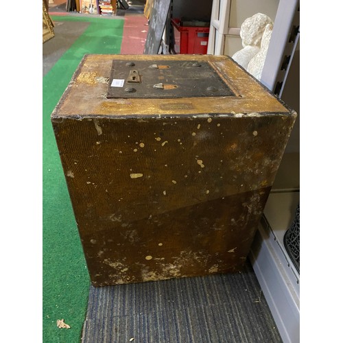 1005 - Vintage concrete safe with key measuring 44 x 38 x 38 cms tall