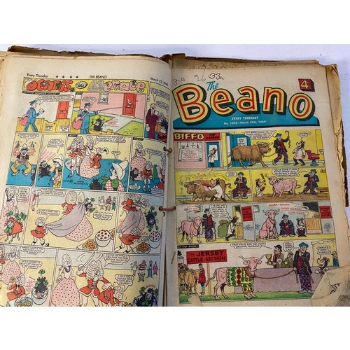 954 - 32 issues of The Beano from the 1960's