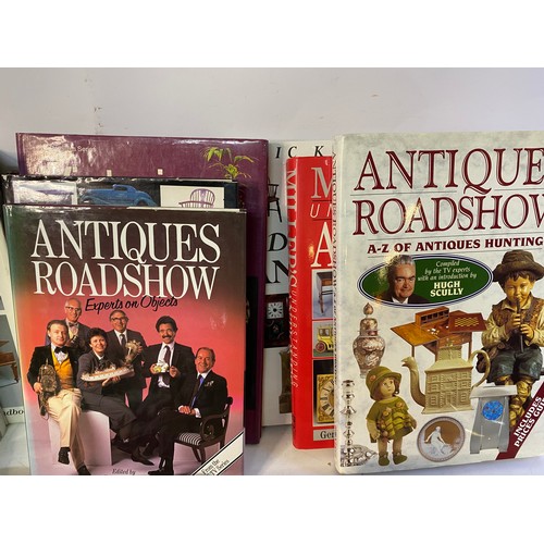 106 - Assortment of books on Antiques, collecting and price guides.