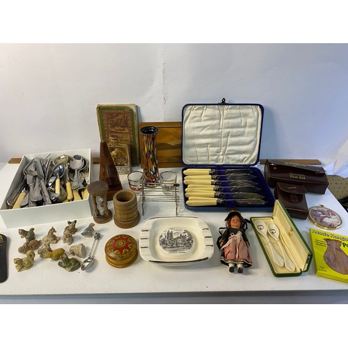 162 - Selection of assorted curios, collectables and vintage cutlery.