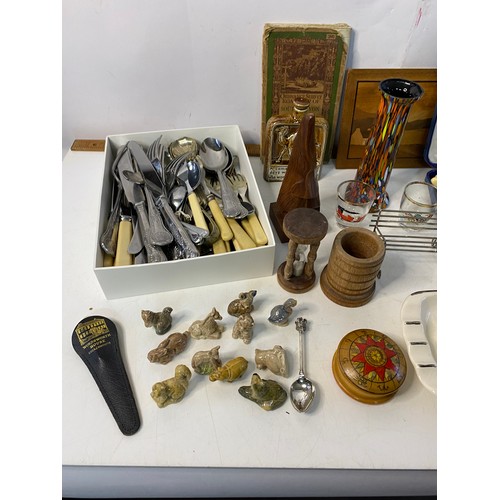 162 - Selection of assorted curios, collectables and vintage cutlery.