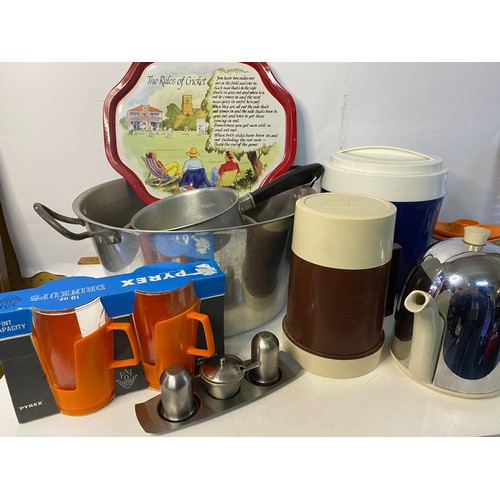 223 - Vintage aluminium jam pan and assorted vintage kitchenalia.