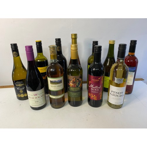 289 - Selection of 12 bottles of wine including Beaujolais, Pinot Grigio, Yellow Tail Shiraz and others.