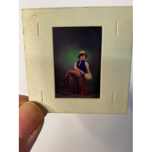 38 - Large selection of vintage 35mm slides and viewer of glamour and bikini clad women