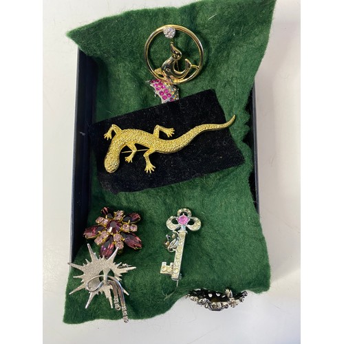 56 - Collection of costume jewellery brooches.