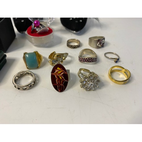 65 - Collection of costume jewellery rings.