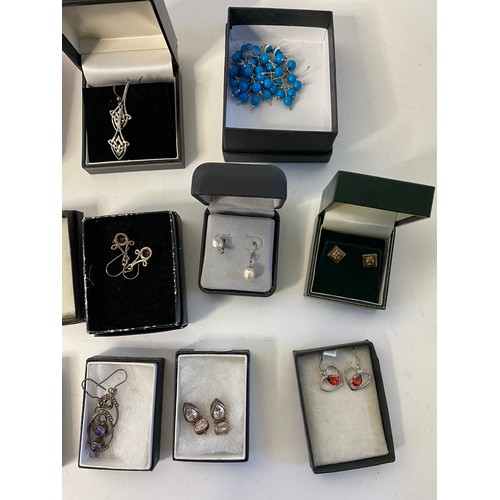 92 - Collection of sterling silver jewellery.