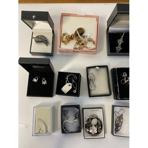 92 - Collection of sterling silver jewellery.