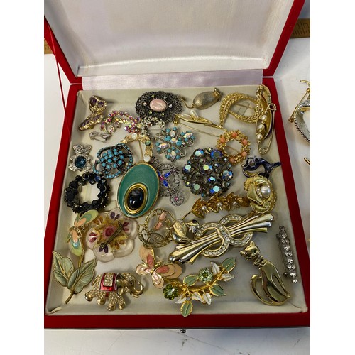 98 - Tray of approximately 50 vintage brooches