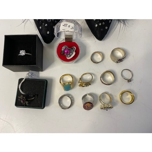 65 - Collection of costume jewellery rings.