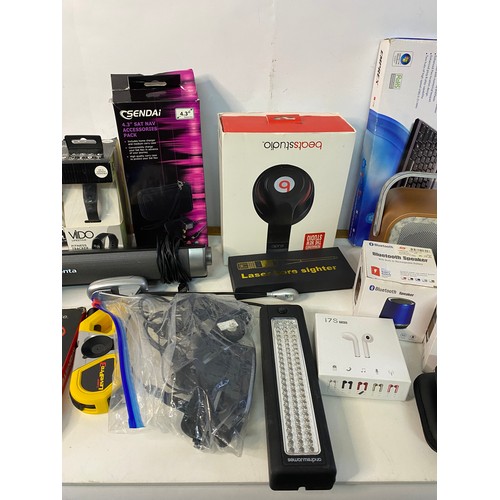 604 - Selection of gadgets and small electricals including headphones, speakers and satnavs.