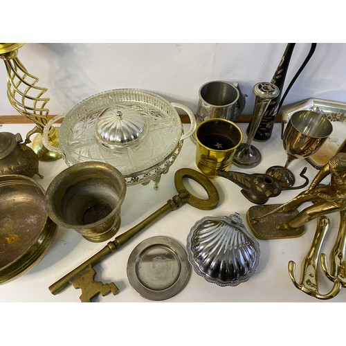 618 - Selection of assorted brassware and metalware