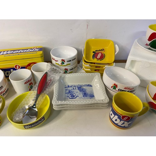 621 - Selection of vintage breakfast cereal collectables from Kellogs and Weetabix.