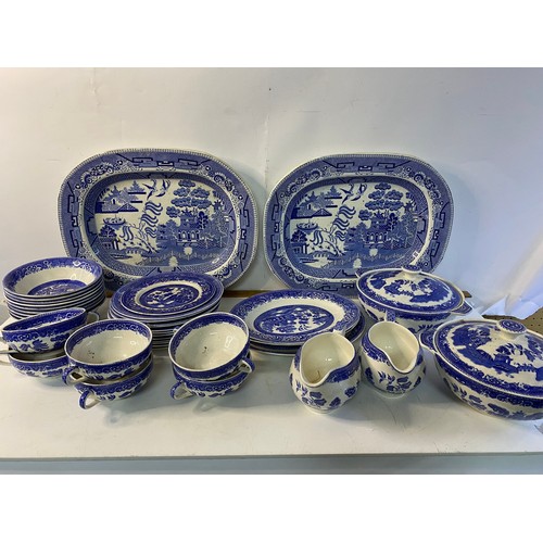 989 - Collection of Alfred Meakin 'old willow' plates and bowls including 2 x large platters, serving plat... 