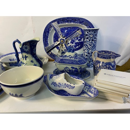 659 - Box of blue and white pottery and ceramics.