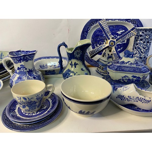 659 - Box of blue and white pottery and ceramics.