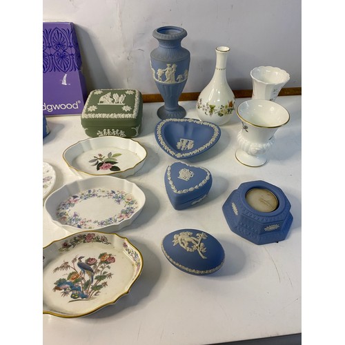 671 - Assortment of Wedgwood Jasperware and china trinkets.