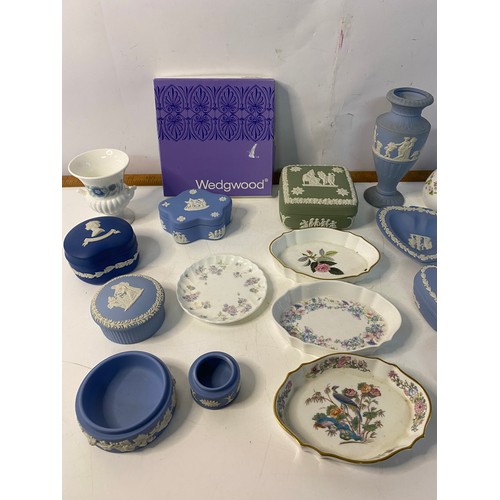 671 - Assortment of Wedgwood Jasperware and china trinkets.