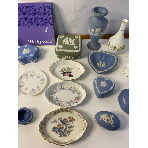 671 - Assortment of Wedgwood Jasperware and china trinkets.