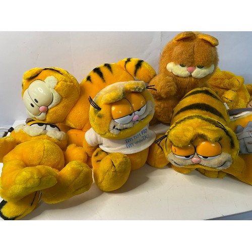 681 - Assortment of vintage Garfield soft toys.