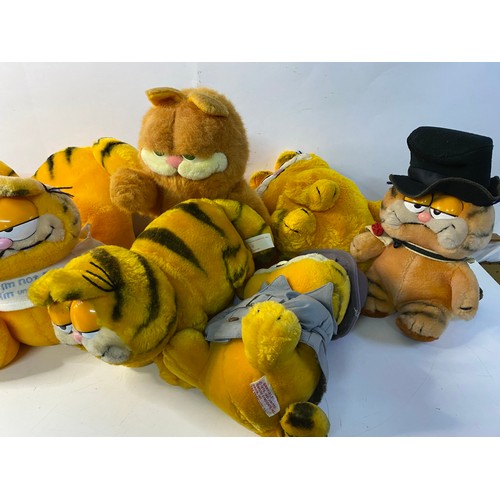 681 - Assortment of vintage Garfield soft toys.