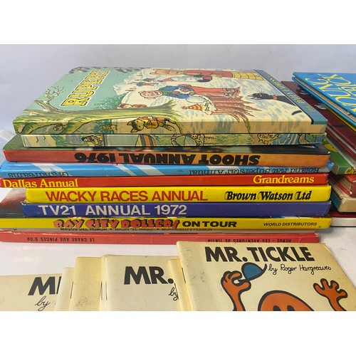 722 - Selection of vintage annuals and childrens books