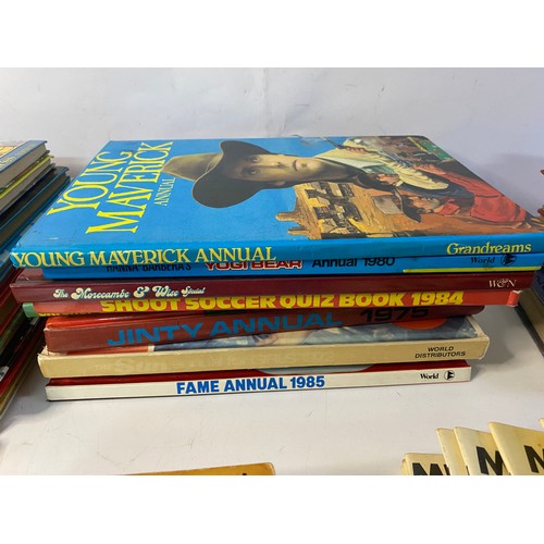 722 - Selection of vintage annuals and childrens books